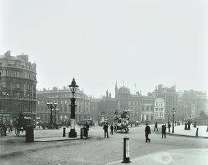 Trafalgar Square, Westminster LB: Trafalgar Square ser mod øst til Charing Cross, 1896 af English Photographer