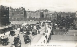 Trafikken passerer over Waterloo Bridge af English Photographer