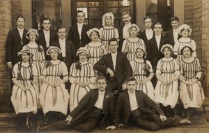 Usædvanlig gruppe af unge mænd og kvinder, begyndelsen af det 20. århundrede (s/h foto) af English Photographer