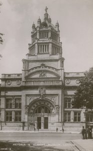 Victoria and Albert Museum, London af English Photographer