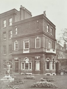 Udsigt over Clements Inn Garden House, 1885 af English Photographer