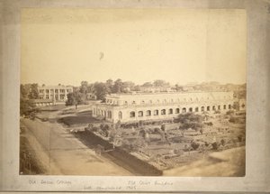 Udsigt over Old Dhaka College og Old Court Building, ca. 1875 (s/h-foto) af English Photographer