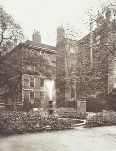 Udsigt over vandfontænen ved Middle Temple Fountain Court, London, 1884 af English Photographer