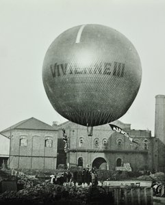 Vivienne III ballon foran Wandsworth Gas Company, 1898 af English Photographer