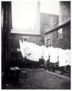 Vaskelinje i Eagle and Child Yard, Hunslet, Leeds, 13. maj 1896 af English Photographer