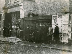 Winston Churchill ved Siege of Sidney Street af English Photographer