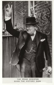 Winston Churchill laver Victory-tegnet uden for Downing Street 10, 5. juni. af English Photographer