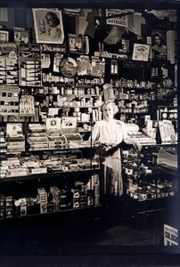 Kvindelig butiksejer i en tobaksforretning (s/h-billede) af English Photographer