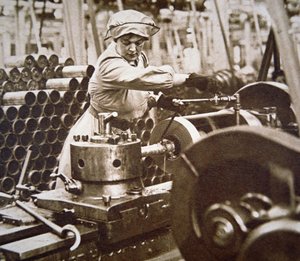 Kvindelig arbejder på en ammunitionsfabrik i Storbritannien under Første Verdenskrig (s/h-billede) af English Photographer