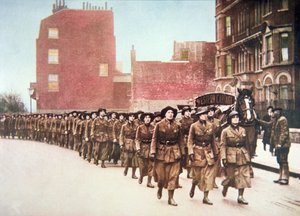 Kvinder melder sig frivilligt til en forsvarsmarch gennem London (farvet foto) af English Photographer