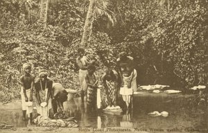 Kvinder vasker tøj i en flod, Sierra Leone (s/h foto) af English Photographer