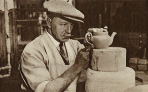 Arbejder, der producerer en tekande på Royal Doulton Works, Stoke-on-Trent, Staffordshire (B/W-foto) af English Photographer