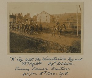"X" Coy 4Bn. Worcestershire Regiment, 88. Inf: Bde. 29. Division, krydser den tyske grænse kl. 14.5 5. december: 1918 af English Photographer