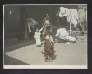 Unge piger, fotoalbum af Korea af English Photographer