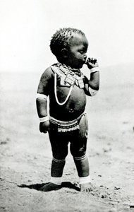 Zulu-pige, der sutter første finger af English Photographer
