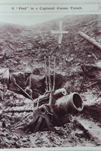 Et fund i en fangne fjendegrav, 1914-18 af English School