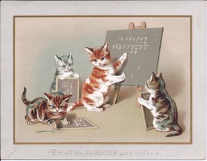 Et victoriansk lykønskningskort af en killing, der skriver på en tavle på et staffeli, mens to andre holder små tavler i deres poter, ca. 1880 (farve litho) af English School