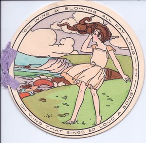 Eine runde, ausgestanzte edwardianische Grußkarte eines Mädchens im Wind auf einer Klippe, ca. 1910