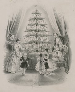 En familie, der står omkring et juletræ af English School