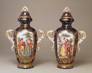 Et par Chelsea blåslebet fligede tilspidsede ægformede vaser og omslag, der forestiller elskere blandt træer, ca. 1765 af English School