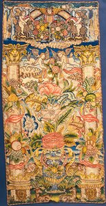 Et broderet ophæng i farvet silke af English School