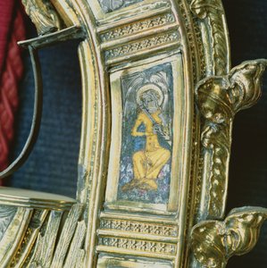 Engel spiller på fløjte, detalje fra crozier af William of Wykeham (ca. 1320-1404) (forgyldt sølv & champleve emalje) (se 205100-32)