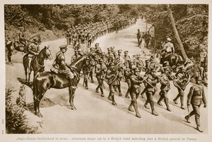 Anglo Saxon våbenbroderskab: Amerikanske tropper ledet af et britisk band, der marcherer forbi en britisk general i Frankrig, 1914-19 af English School