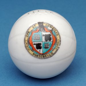 Armorial souvenir miniature fodbold med dekorativ overførsel af Portobello skjoldet (keramik) af English School