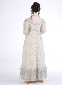 Bagsiden af en dagskjole, ca. 1815 (bomuldsmuslin broderet med blåt uld) af English School