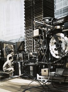 Banker af kondensatorer nødvendige for at antænde plasma i elektromagnetiske kamre af English School
