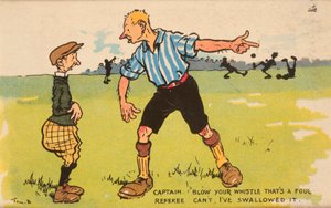 Kaptajn: Blæs din fløjte, det er en fejl, Dommer: Kan ikke, jeg slugte det, monteret postkort af English School