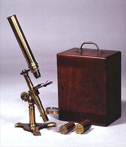 Sammensat monokulært mikroskop, fremstillet af Amadio Optician, London, ca. 1860 (messing og shellak)