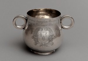 Kop med stor mave og tyk støbt kantbund og et par okseøjehåndtag, 1675 (sølv) af English School
