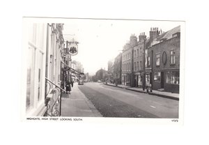 Edwardiansk postkort af Highgate High Street set mod syd, ca. 1910 (monokromt) af English School