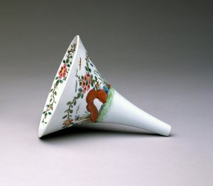 Famille Rose Wine Funnel, Worcester Porcelæn, 1753-55 (emaljeret porcelæn)