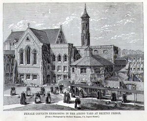 Kvindelige straffefanger, der træner i luftegården i Brixton Prison, fra 