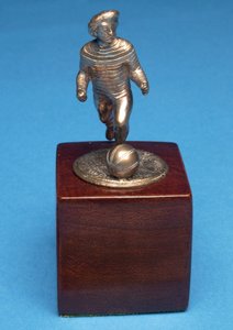 Fodboldspiller i bøjletrøje (metal) af English School