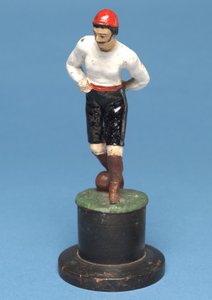 Fodboldspiller med bolden ved fødderne (håndmalet metal) af English School