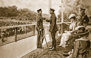 For tapperhed: Kong George dekorerer menig Thomas Hughes fra Connaught Rangers med V.C. i Hyde Park, 2. juni 1917, 1914-19 af English School