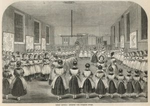 Pigeskole: synger aftensalmen af English School