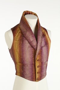 Vest med høj krave med vævede lodrette striber i falmende farver lilla, bronze og gul, ca. 1840 (silke) af English School