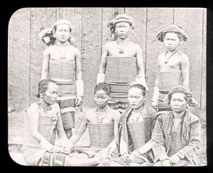 Magic Lantern Slide, der viser kvinder fra havets Dyas-stamme, Borneo ca. 1900 af English School