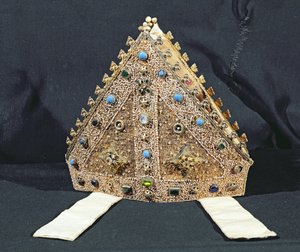 Gering tilhørende William af Wykeham, slutningen af det 14. eller begyndelsen af det 15. århundrede (stof af guld, perler, forgyldt sølv og imiterede turkiser)
