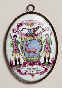 Oval medaljon for Society of Bucks, der viser to skovbrugere, der støtter et skjold malet med en kronhjort (emalje)