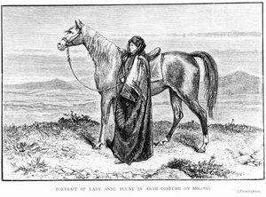 Portræt af Lady Anne Blunt (1837-1917) i arabisk kostume med en arabisk hest, frontispice til hendes bog A Pilgrimage to Nejd, udgivet 1881 af English School