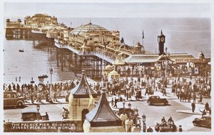 Postkort, der viser Palace Pier i Brighton (efter et farvet foto) af English School