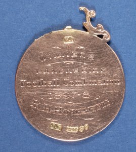 Bagsiden af en Preston North End Football Club-medalje, 1897-98 (metal) (se også 315000) af English School