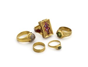 Ringe fra Thame Hoard fundet i Themsen, terminaldato 1457 (guld og ædelsten)