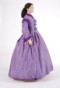 Set fra siden af en lilla dagskjole, 1860