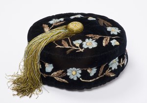 Rygehætte, ca. 1880 (broderet fløjl foret med maskinquiltet silke) af English School